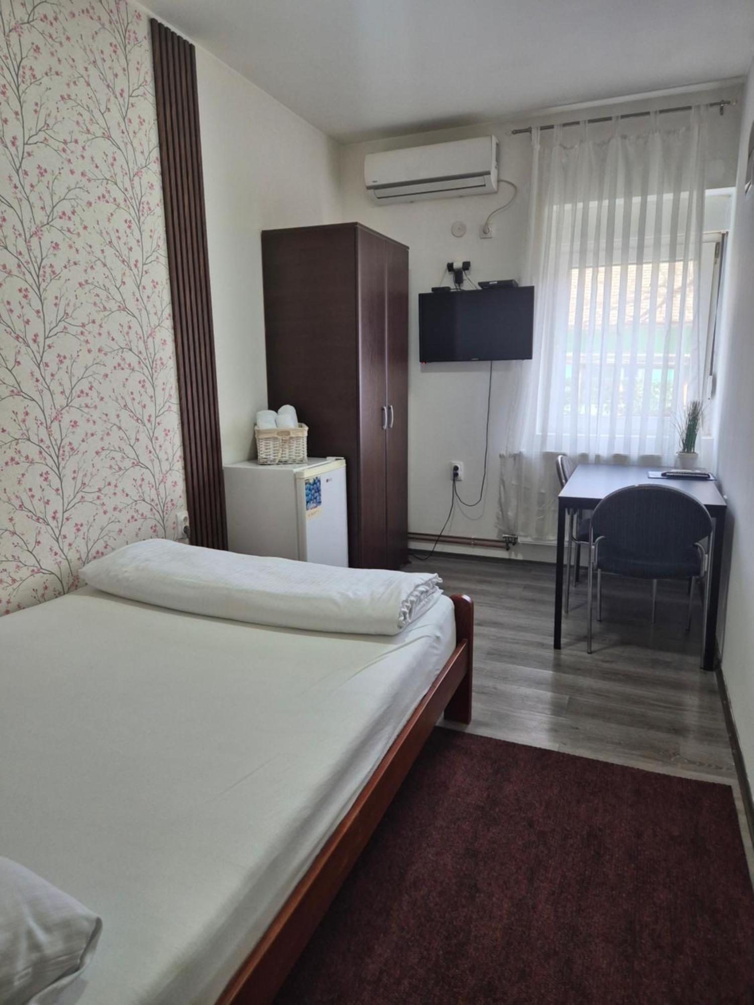 Rooms Villa Luigi Pančevo Exterior foto